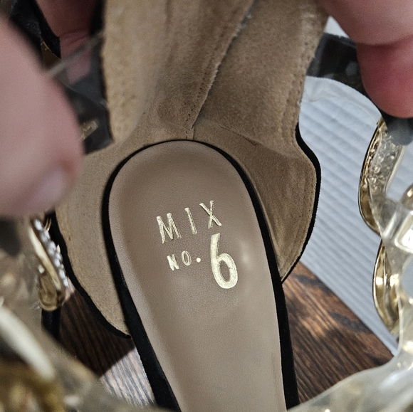 Mix no 6 Black and gold ankle pump with back zipper. - Picture 5 of 8